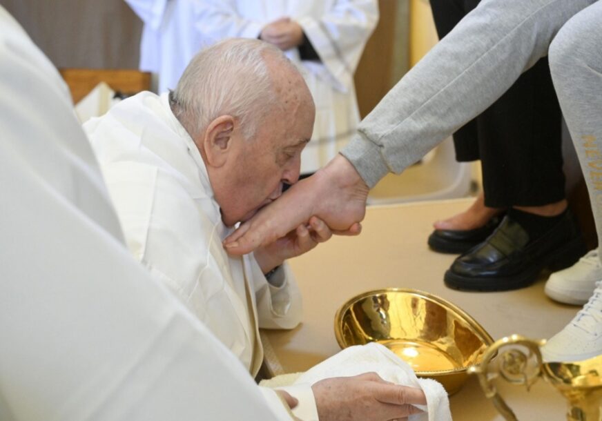 Promijenio dugogodišnju tradiciju: Papa Franjo ritualno oprao noge 12 žena u zatvoru