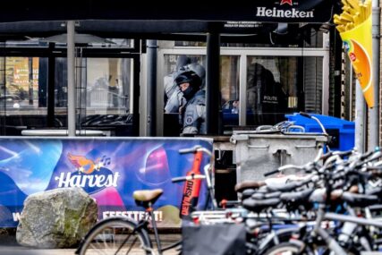 (VIDEO) TRI TAOCA OSLOBOĐENA Otmičar i dalje prijeti, nije poznato koliko je još ljudi ostalo u kafiću u holandskom gradu