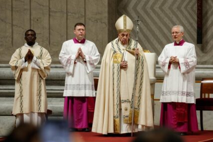 (VIDEO, FOTO) Papa Franjo predvodio uskršnje bdjenje u bazilici Svetog Petra: Pozvao hrišćane da sačuvaju vjeru i kada su opterećeni tugom i strahom
