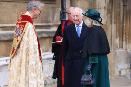 (FOTO) Britanski kralj Čarls prisustvovao uskršnjoj službi: Njegovo stanje kritičnije je nego što se to predstavlja u javnosti, šok tvrdnje zaposlenih u palati