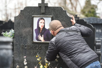 (FOTO) BIJELE RUŽE OD MAJKE Pomen Kseniji Pajčin, 14 godina od tragične smrti pjevačice