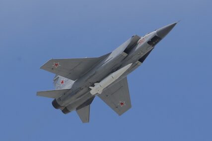 DRAMA I NA NEBU Moskva tvrdi: Lovac MiG-31 spriječio ulazak američkih bombardera u VAZDUŠNI PROSTOR RUSIJE