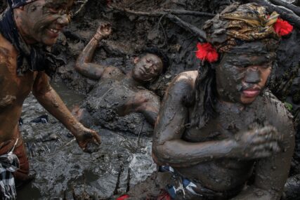 (FOTO) Tradicija nastavljena nakon prekida od skoro 60 godina: Stanovnici Balija kupanjem u blatu "TJERAJU LOŠE DUHOVE"