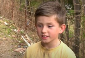(VIDEO, FOTO) "Brat mi najviše nedostaje, ali sve će proći" Potresna priča dječaka iz BiH kojeg je majka ostavila, djetinjstvo provodi sa djedom u oronuloj kući bez struje
