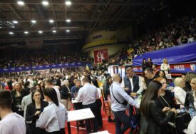 (VIDEO, FOTO) Publika požurila da zauzme svoja mjesta: Pogledajte atmosferu u dvorani "Borik" prije koncerta Aleksandre Prijović