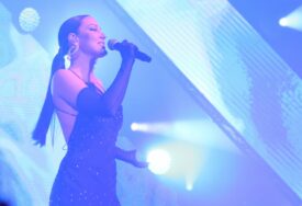 (VIDEO, FOTO) Elegantna CRNA HALJINA i gola leđa: Počeo koncert Aleksandre Prijović u Banjaluci, pjevačica se publici obratila emotivnim govorom