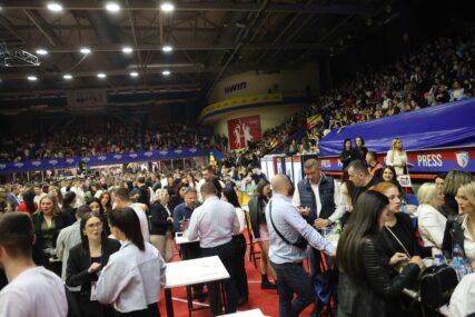 (VIDEO, FOTO) Publika požurila da zauzme svoja mjesta: Pogledajte atmosferu u dvorani "Borik" prije koncerta Aleksandre Prijović