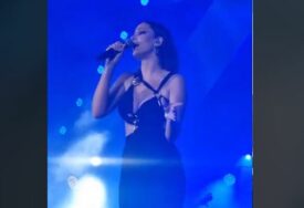(VIDEO, FOTO) Maćeha pjevačice u publici slavila rođendan: Aleksandra Prijović u Vršcu zagrmjela u crnoj haljini sa prorezima, pa se presvukla u crveni minić