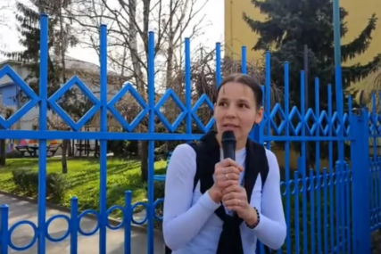 Ana Mihaljica drži mikrofon 