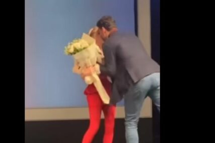 (VIDEO) Glumici pred publikom predao poklon: Muž Anđelke Prpić izletio na binu, pa je PRED SVIMA POLJUBIO