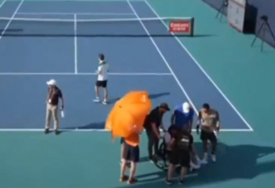 (VIDEO) GROZNA SCENA IZ MAJAMIJA Francuski teniser se iznenada srušio na teren, sunarodnikova reakcija šokirala sve