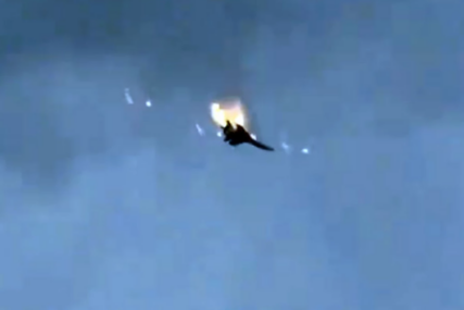 (VIDEO) Avion u plamenu pada direktno u more: Prvi snimak rušenja ruske letjelice kod Sevastopolja