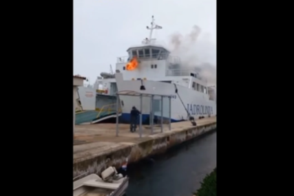 "Odjednom je počelo da se dimi" Zapalio se trajekt u Biogradu na Moru, gašenje požara u toku