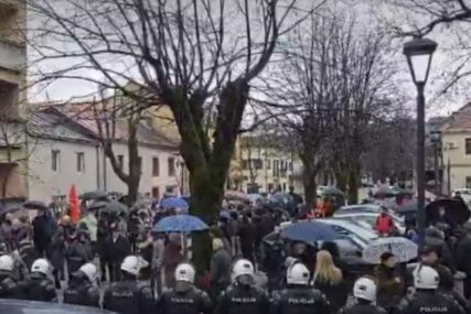 "On nije čovjek za Crnu Goru" Protest na Cetinju zbog Andrije Mandića