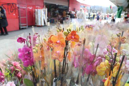 (VIDEO) Ulični trgovci izložili svoje proizvode na Trgu Krajine: Do 8.marta ostalo još dva dana, grad pun cvijeća