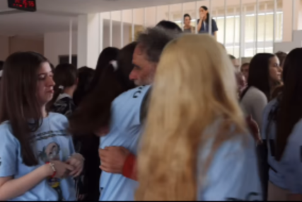 (VIDEO) "Sada Vi bježite" Đaci u Obrenovcu na dirljiv način ispratili ispratili profesora u penziju