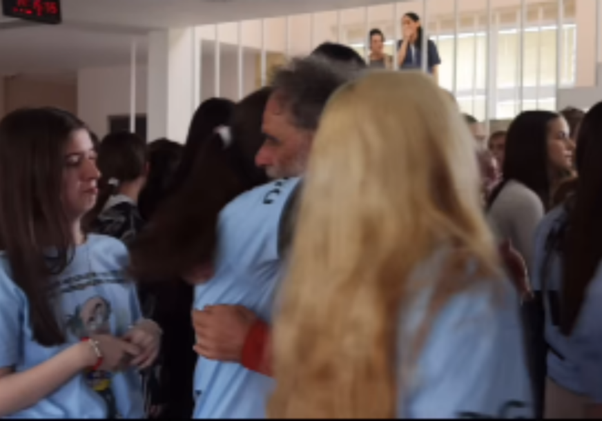 (VIDEO) "Sada Vi bježite" Đaci u Obrenovcu na dirljiv način ispratili ispratili profesora u penziju