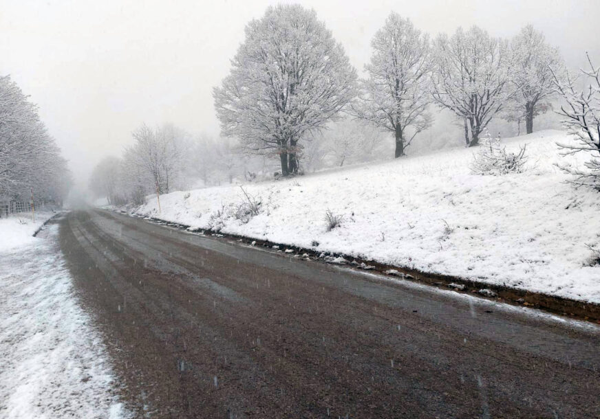 Snijeg na putu između Drvara i Glamoča
