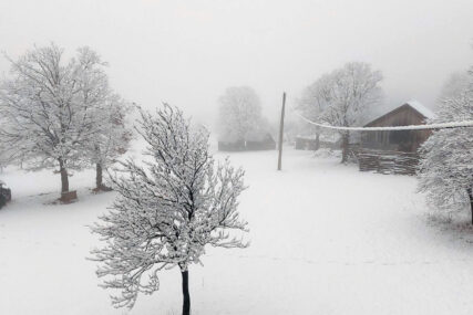 (FOTO) Martovski snijeg i u nizinama: Pobijelila sela između Drvara i Glamoča