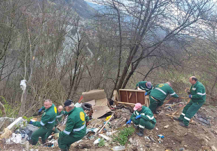 (FOTO) Građanima upućen apel: U Banjaluci na divljoj deponiji PRONAĐENA BOMBA I MUNICIJA