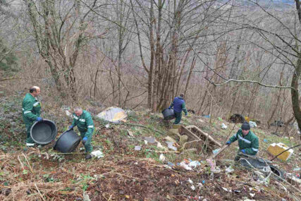 (FOTO) Odvezli 2 tone otpada, bačene u šumu pored magistrale: Sanirana još jedna divlja deponija pored puta ka Ljubačevu