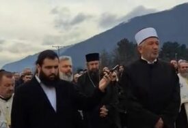 (VIDEO) "Mi smo ga voljeli kao i vi hrišćani" Govor imama Muratovića na sahrani sveštenika SPC u Beranima, odzvanja regionom
