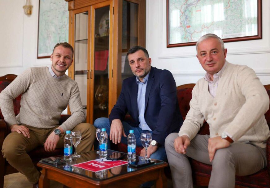 Draško Stanivuković Aleksandar Zolak i Branislav Borenović sjede zajedni