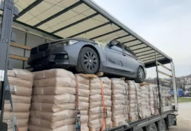 (FOTO) SRBIN ŠVERCOVAO BMW U KAMIONU Carinici u nevjerici zbog nevjerovatnog pokušaja krijumčarenja, auto krio ispod cerade