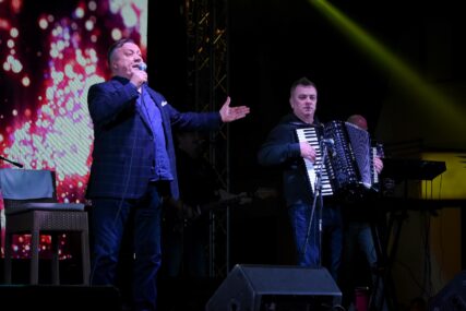(FOTO) Muzički spektakl u Brčkom: Hiljade ljudi pjeva s Halidom Bešlićem na godišnjicu distrikta