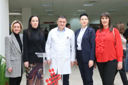 (FOTO) Oprema za porodilje i bebe: Forum žena SPS uručio donaciju porodilištu UKC Republike Srpske