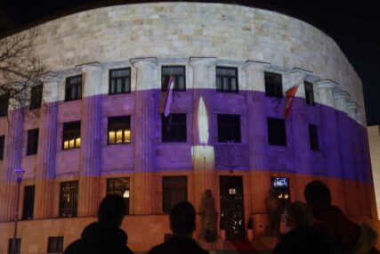 (FOTO) Solidarnost sa stradalima u terorističkom napadu: Palata Republike Srpske u bojama ruske zastave