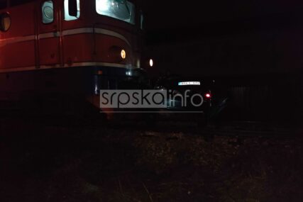 (VIDEO, FOTO) Teška nesreća na pružnom prelazu u Banjaluci: Voz smrskao automobil, 2 osobe prevezene u UKC Srpske
