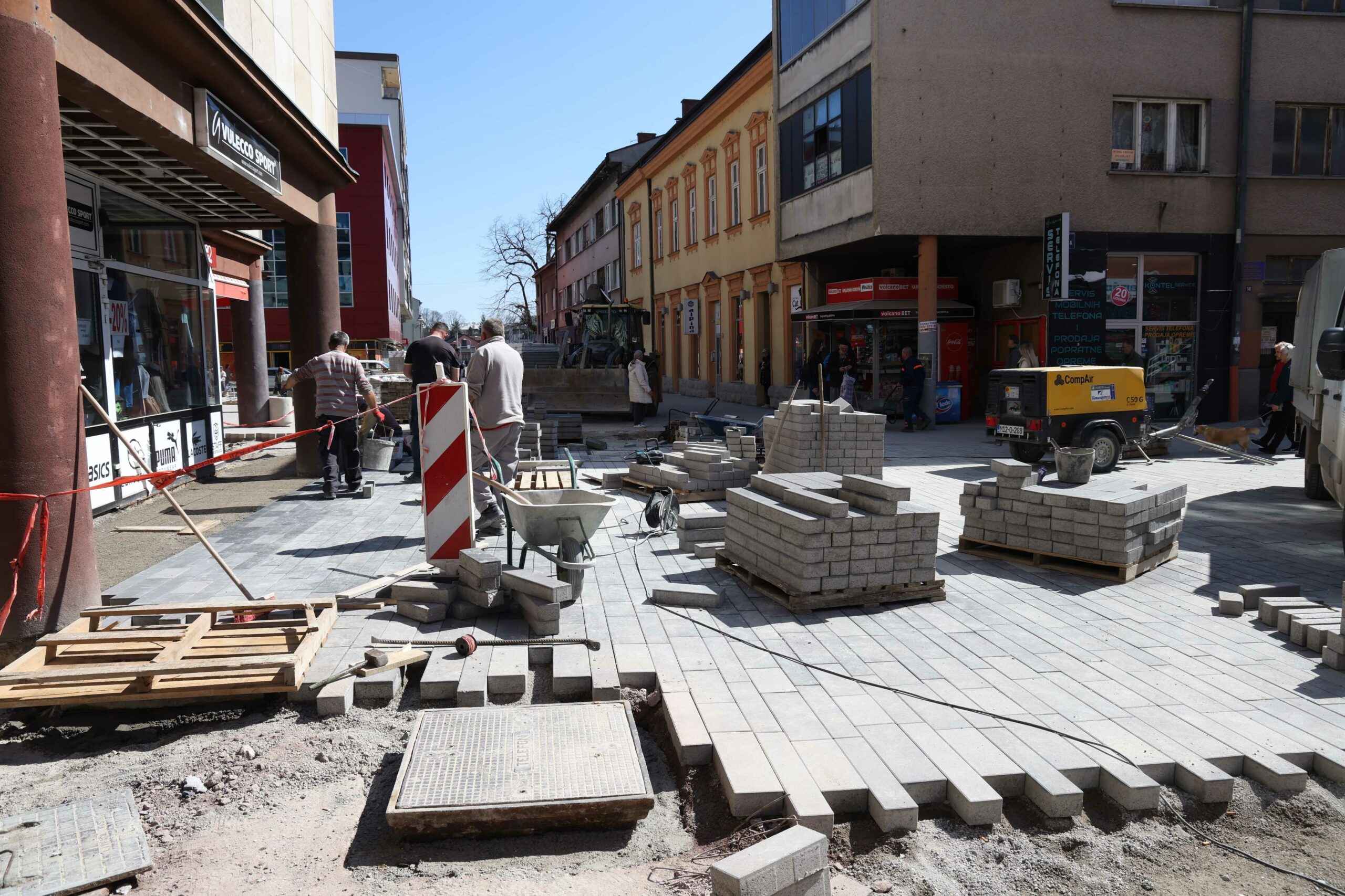 Jevrejska ulica u Banjaluci puna radnika, građanima otežan promet