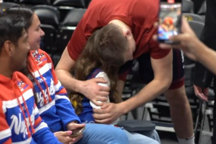 (VIDEO) VELIKI GOSPODIN SA MANIRIMA Jokić prije početka meča zagrlio djevojčicu, a ona se rasplakala