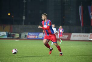 Jovo Lukić vodi fudbalsku loptu na terenu
