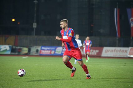 Jovo Lukić vodi fudbalsku loptu na terenu