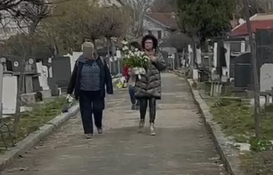 Majka nosi ruže na grob Ksenije Pajčin