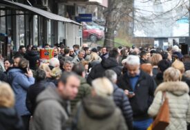 (FOTO) “NEMAMO NI ZA HRANU” Drama pred bankom u Kosovskoj Mitrovici: Penzioneri TRAŽE DINAR i zaustavljanje Kurtijevog terora
