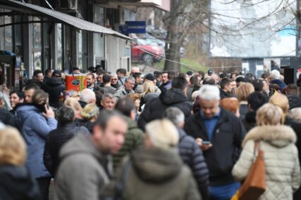 (FOTO) “NEMAMO NI ZA HRANU” Drama pred bankom u Kosovskoj Mitrovici: Penzioneri TRAŽE DINAR i zaustavljanje Kurtijevog terora