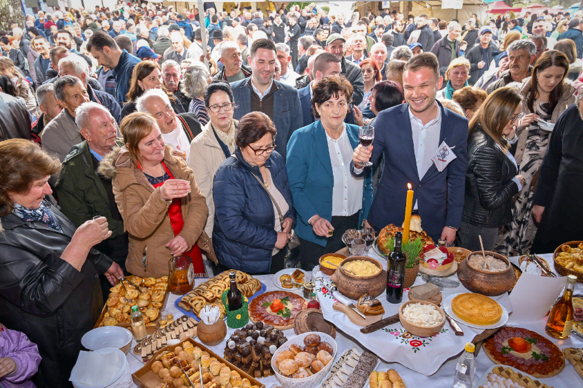 (FOTO) "Dolazim ovdje kao neko ko voli Banjuluku, svako selo i Srpsku" Stanivuković prisustvovao manifestaciji 18. "Kozarske poklade"