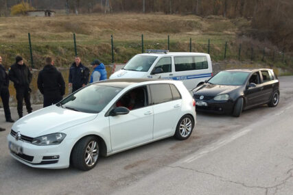 (FOTO) Granična policija BiH kod Višegrada PREKINULA LANAC KRIJUMČARENJA: U 3 automobila prevozili 11 migranata