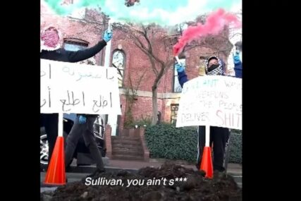(VIDEO) "Ostine, Ostine, ustani i zablistaj" Propalestinski aktivisti bacili đubrivo kod kuće američkog ministra odbrane