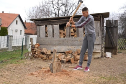 (FOTO) "U početku je bilo teško" Luka Krstić, učenik srednje škole koji VEĆ ZARAĐUJE, kosi travu i cijepa drva, a mašta SAMO O JEDNOM