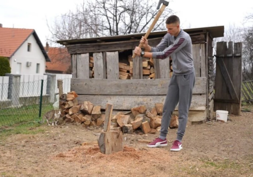 (FOTO) "U početku je bilo teško" Luka Krstić, učenik srednje škole koji VEĆ ZARAĐUJE, kosi travu i cijepa drva, a mašta SAMO O JEDNOM