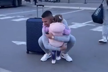 (VIDEO) Emotivan susret Gobelje i Katje: Fudbaler baca torbe iz ruku dok mu kćerkica trči u zagrljaj