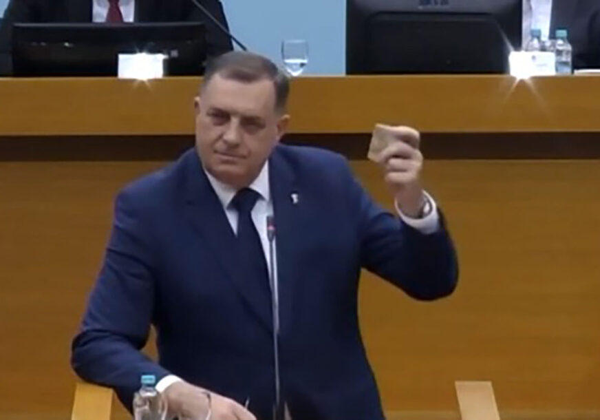 Milorad Dodik pokazuje novac