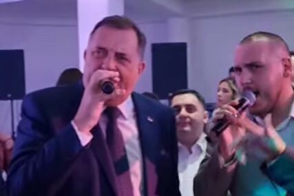 Milorad Dodik pjeva