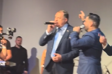 (VIDEO) Dodik se ponovo uhvatio mikrofona: “Romanija” u duetu s Darkom Lazićem
