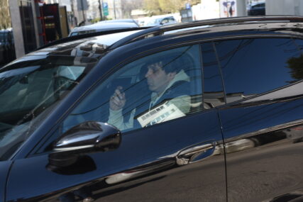 (FOTO) Jedan DETALJ NA RUCI privlači posebnu pažnju: Miloš Teodosić sam ispred doma na Vračar u automobilu koji je vozila Jelisaveta