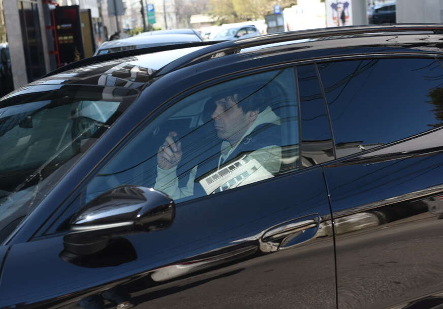 (FOTO) Jedan DETALJ NA RUCI privlači posebnu pažnju: Miloš Teodosić sam ispred doma na Vračar u automobilu koji je vozila Jelisaveta